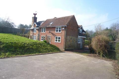 3 bedroom detached house to rent, Heathfield Road, Burwash Common, Burwash Common, TN19 7NB