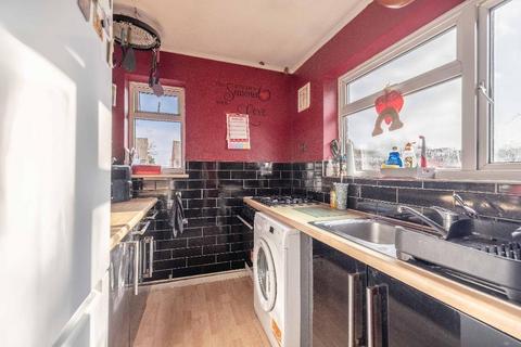 2 bedroom flat for sale, Heathway, Iver, Slough, Buckinghamshire, SL0 0BX