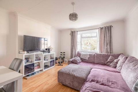 2 bedroom flat for sale, Heathway, Iver, Slough, Buckinghamshire, SL0 0BX