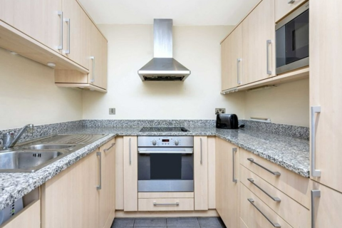 3 bedroom flat to rent, London E16