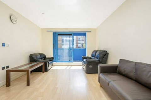 3 bedroom flat to rent, London E16