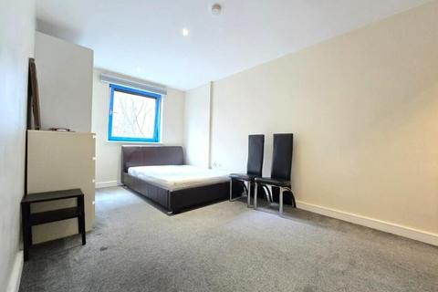 3 bedroom flat to rent, London E16