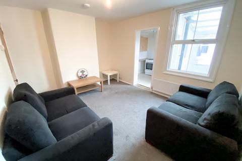 3 bedroom end of terrace house to rent, York Road, Reading RG1