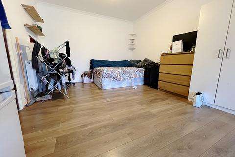 Studio to rent, Kingsley Road, Hounslow, TW3