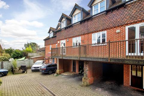 3 bedroom terraced house to rent, London Road, Westerham, Kent, TN16