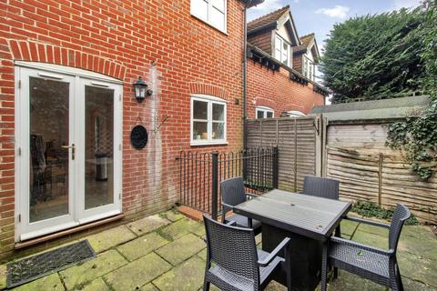 3 bedroom terraced house to rent, London Road, Westerham, Kent, TN16