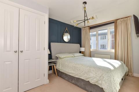 3 bedroom terraced house for sale, Finch Close, Faversham, Kent