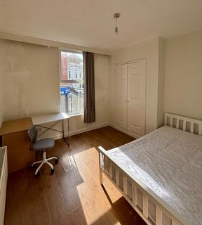 2 bedroom flat to rent, Commercial Road, Triangle