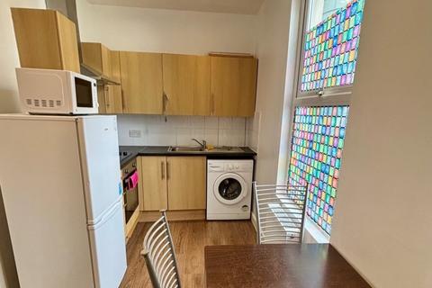 2 bedroom flat to rent, Commercial Road, Triangle