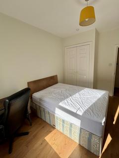 2 bedroom flat to rent, Commercial Road, Triangle