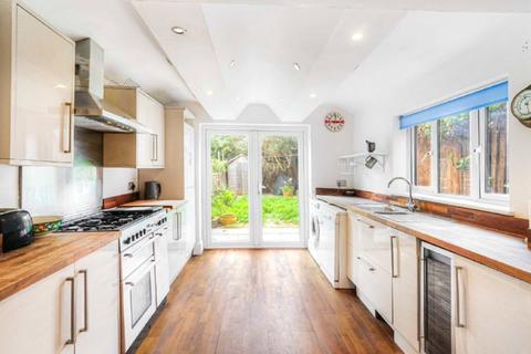 4 bedroom end of terrace house for sale, Chale Road, London, SW2