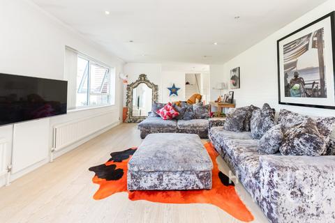 2 Ernalds Close, Earls Colne, Colchester, CO6 2SF