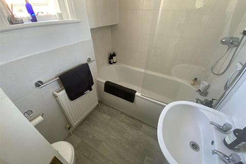 2 bedroom flat to rent, Medina Villas, Hove