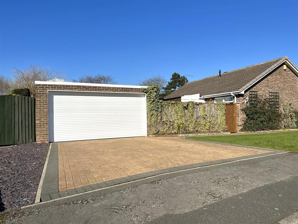 Detached Double Garage &amp; Block Paved Driveway 548
