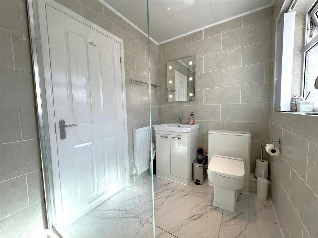 Stylish Shower Room 653
