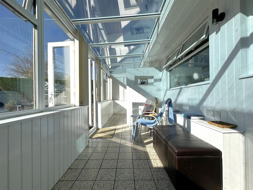 Sizeable Conservatory 645