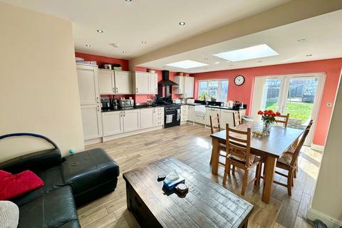 4 bedroom terraced house for sale, Summit Close, London NW9