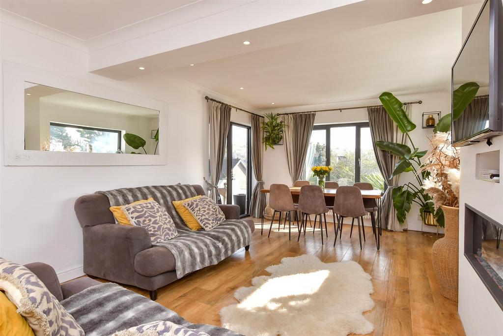 Lounge/ Dining Room
