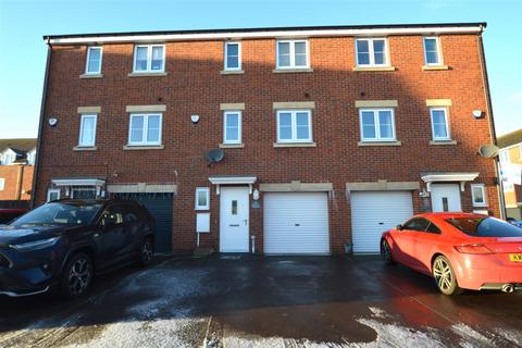 4 bedroom end of terrace house to rent, Hexham Gardens, Blyth NE24