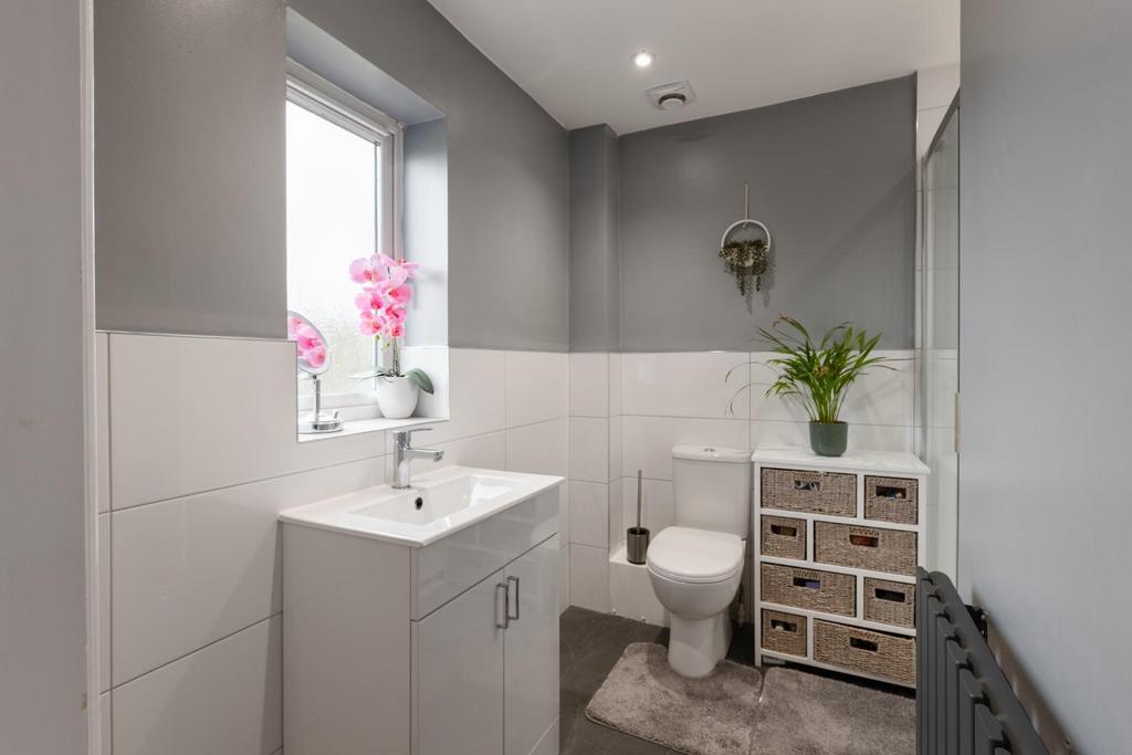 First floor en suite-1.jpg