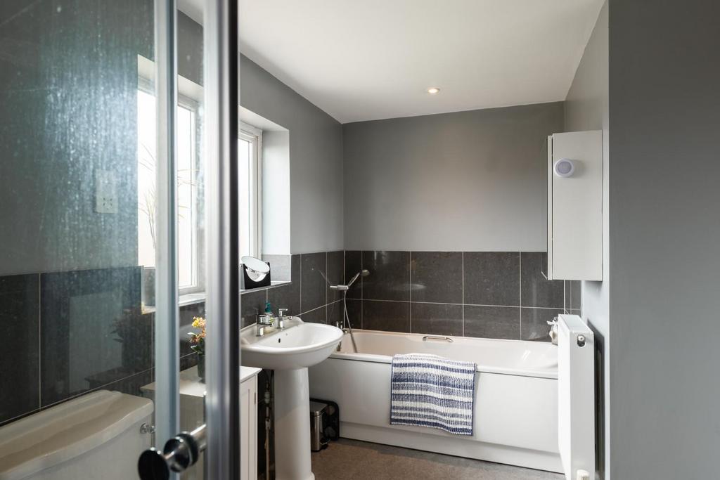 Second floor en suite-1.jpg