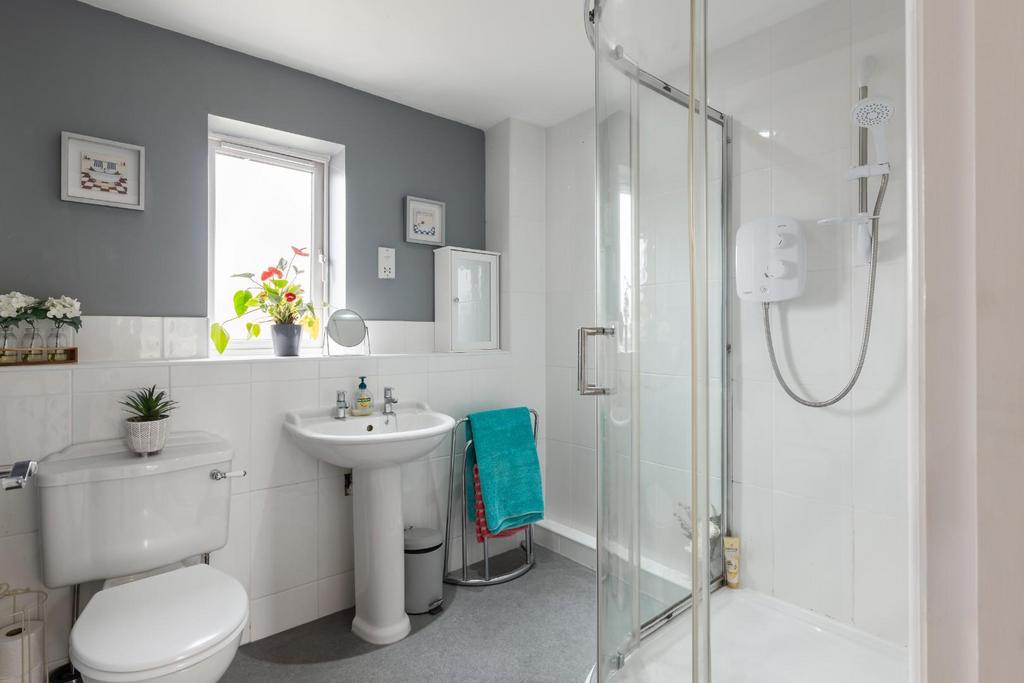 Second floor shower room -1.jpg