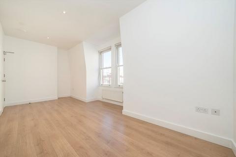 4 bedroom flat to rent, Broadway, London W13