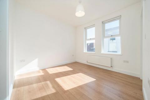 4 bedroom flat to rent, Broadway, London W13