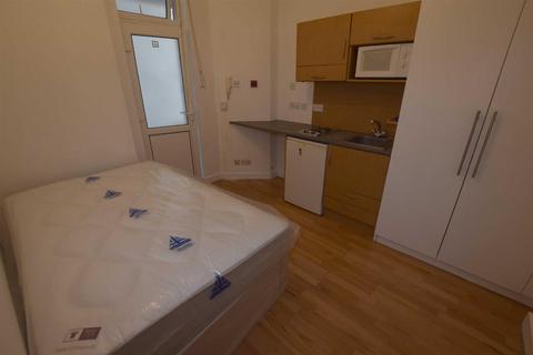 Studio to rent, Muswell Hill, London