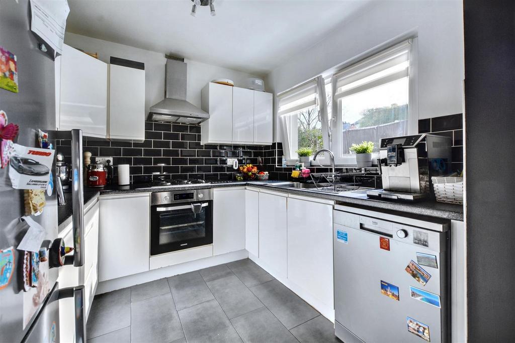 Kitchen 2.jpeg