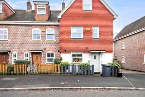 3 bedroom terraced house to rent, Dorking Road, Chilworth