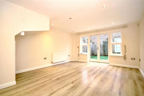 3 bedroom terraced house to rent, Dorking Road, Chilworth