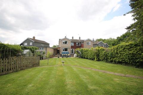 8 Burrows Close, Bookham, Leatherhead, KT23 3HB