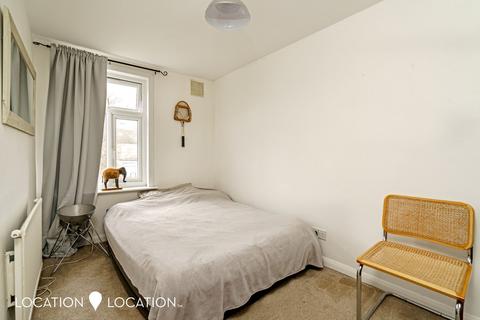 2 bedroom flat to rent, West Bank, London, N16