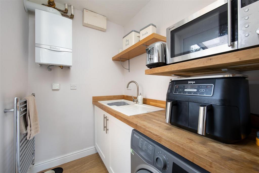 78 Lacock Gardens Trowbridge BA14 7 TG (15).jpg