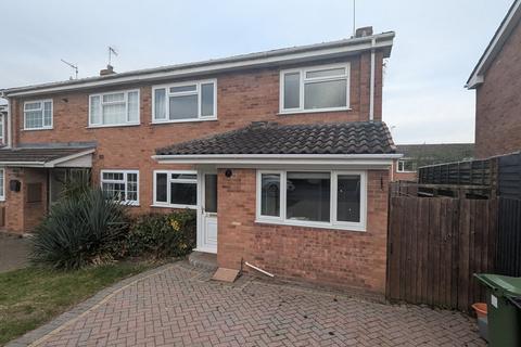 3 bedroom semi-detached house to rent, Baveney Road, Worcester WR2