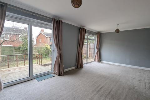 3 bedroom semi-detached house to rent, Baveney Road, Worcester WR2