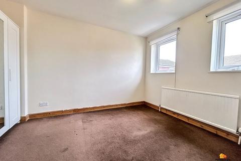 3 bedroom flat to rent, Dane Court, Aylesbury, HP21