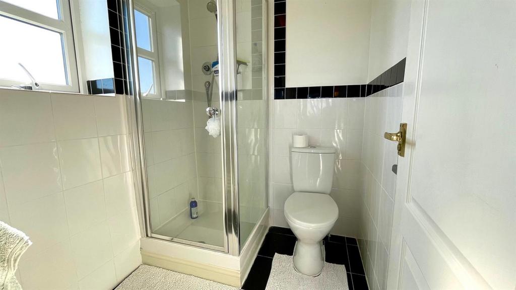 En suite 3 piece shower room