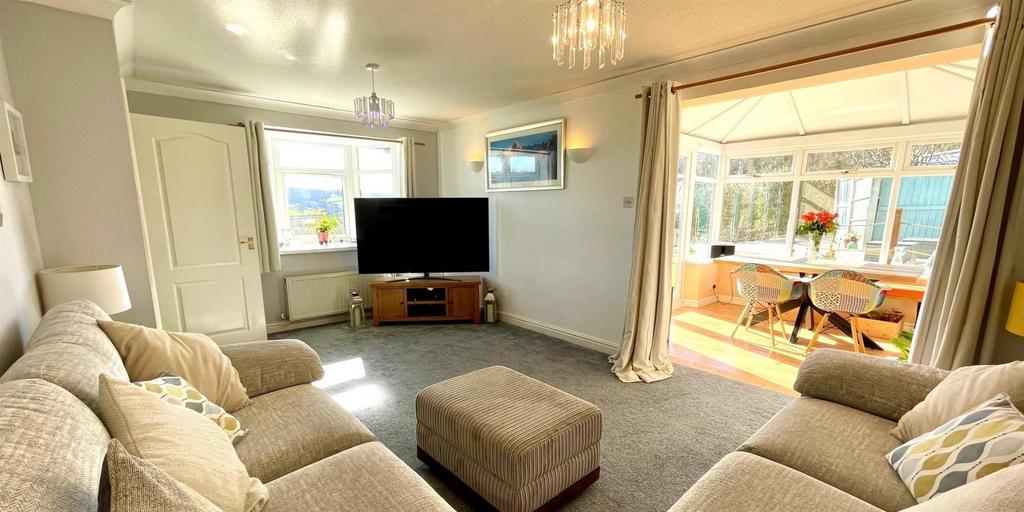 Double aspect lounge/dining room