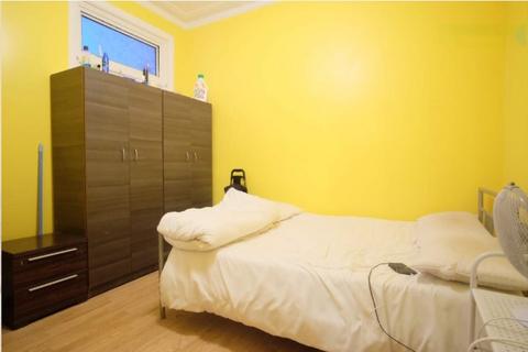 1 bedroom in a house share to rent, Sibley Grove, London E12