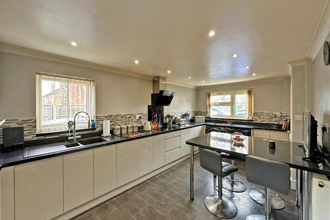 3 Lilac Drive, Wombourne, Wolverhampton, WV5 0DU