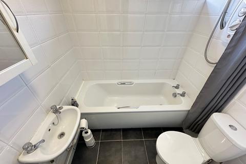 1 bedroom flat to rent, Dellfield Court, Handcross Road, Luton, Bedfordshire, LU2 8JJ