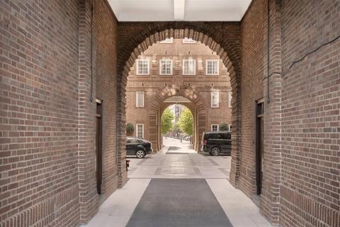 Studio for sale, Swan Court, Chelsea Manor St, SW3