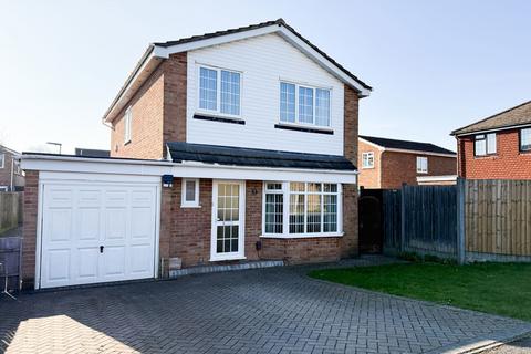 4 bedroom detached house to rent, Wandle Close, Aldershot GU12