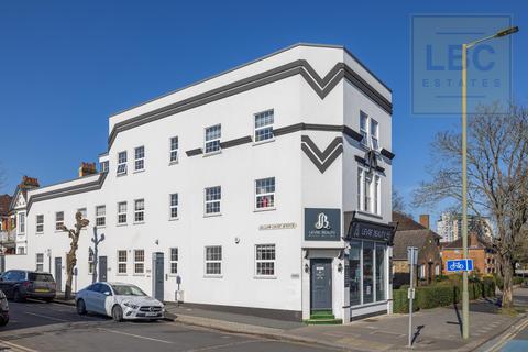 Hairdresser and barber shop to rent, High Road, London N12