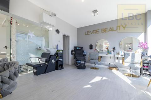 Hairdresser and barber shop to rent, High Road, London N12