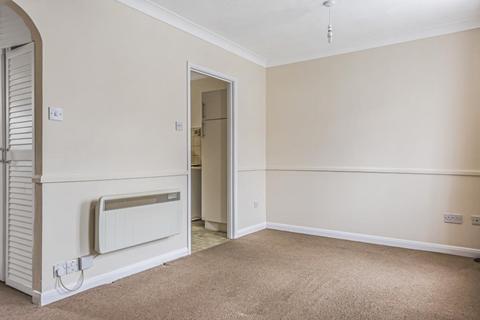 Studio to rent, Langstone Court,  Aylesbury,  HP20