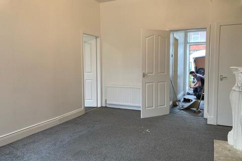 2 bedroom flat to rent, Miller Street, Gateshead NE8