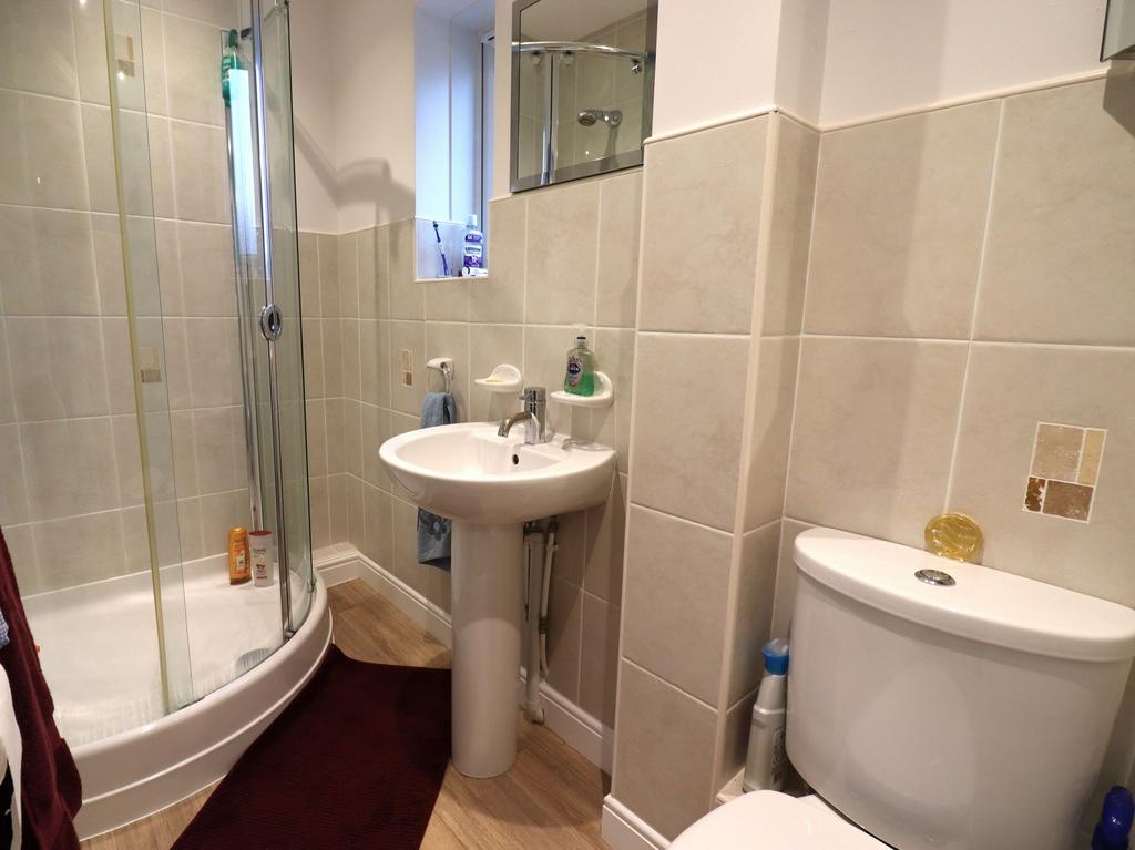 En-suite to bed 1